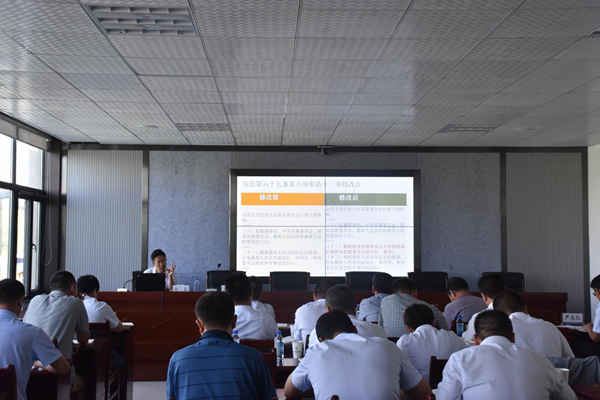 新區(qū)公司黨委召開黨委理論學(xué)習(xí)中心組（擴(kuò)大）學(xué)習(xí)會(huì)專題學(xué)習(xí)新《憲法》